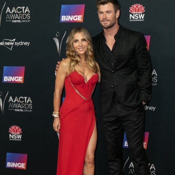 Elsa Pataky et son mari Chris Hemsworth au photocall de la soirée des "2022 AACTA Awards" à Sydney, le 7 décembre 2022.