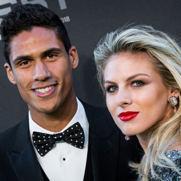 Raphaël Varane et sa femme Camille Tytgat - Les célébrités arrivent à la cérémonie des Trophées Fifa au Royal Festival Hall à Londres, Royaume Uni. © Cyril Moreau/Bestimage