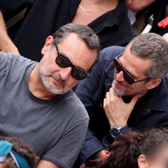 Guillaume Canet, Gilles Lellouche et sa fille Ava dans les tribunes lors des Internationaux de France de Tennis de Roland Garros 2022. Paris, le 5 juin 2022. © Dominique Jacovides/Bestimage 