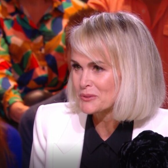 Laeticia Hallyday dans "Quelle époque !" sur France 2 le 10 décembre 2022.