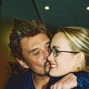 Archives - Johnny Hallyday et sa femme Laeticia Hallyday lors du vernissage de l'exposition des toiles de Michèle Morgan à la Galerie Kosky à Paris, le 10 mai 1999.
