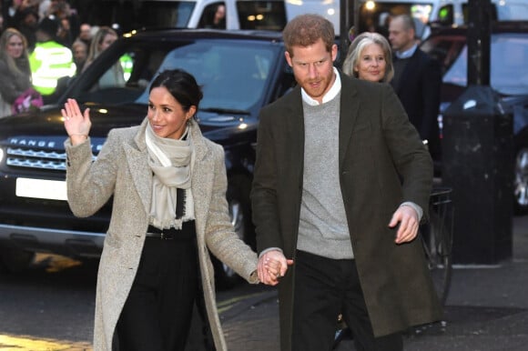 Le prince Harry et Meghan Markle quittent la station de radio "Reprezent" dans le quartier de Brixton à Londres le 9 janvier 2018.