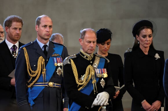 Le prince Edward, comte de Wessex, le prince de Galles William, Kate Catherine Middleton, princesse de Galles, le prince Harry, duc de Sussex, Meghan Markle, duchesse de Sussex - Intérieur - Procession cérémonielle du cercueil de la reine Elisabeth II du palais de Buckingham à Westminster Hall à Londres. Le 14 septembre 2022 