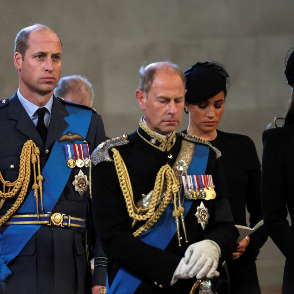 Le prince Edward, comte de Wessex, le prince de Galles William, Kate Catherine Middleton, princesse de Galles, le prince Harry, duc de Sussex, Meghan Markle, duchesse de Sussex - Intérieur - Procession cérémonielle du cercueil de la reine Elisabeth II du palais de Buckingham à Westminster Hall à Londres. Le 14 septembre 2022 