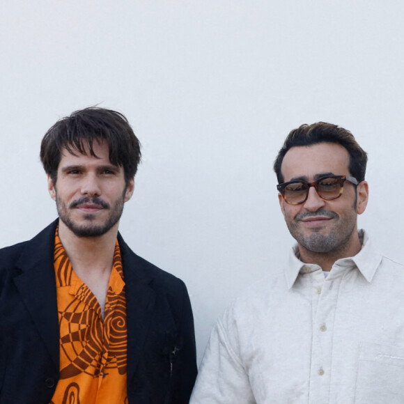 François Civil et Jonathan Cohen - Les célébrités au photocall du défilé Jacquemus pour la présentatation de la toute dernière collection "Le Raphia" au Bourget, Seine-Saint-Denis (93), France, le 12 décembre 2022. Habitué à ne pas suivre le calendrier de la Fashion Week de Paris, le designer a présenté sa toute dernière collection "Le Raphia" avec l'une une de ses couleurs favorites : le beige. © Veeren-Clovis/Bestimage 