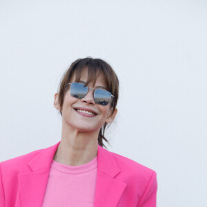 Sophie Marceau - Les célébrités au photocall du défilé Jacquemus pour la présentatation de la toute dernière collection "Le Raphia" au Bourget, Seine-Saint-Denis (93), France, le 12 décembre 2022. Habitué à ne pas suivre le calendrier de la Fashion Week de Paris, le designer a présenté sa toute dernière collection "Le Raphia" avec l'une une de ses couleurs favorites : le beige. © Veeren-Clovis/Bestimage 