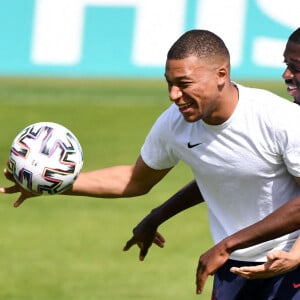 Kylian Mbappé et Ousmane Dembélé - Les joueurs de l'équipe de France de football s'entrainent à Munich pour l'Euro 2020 le 16 juin 2021. © Anthony Bibard /FEP / Panoramic / Bestimage