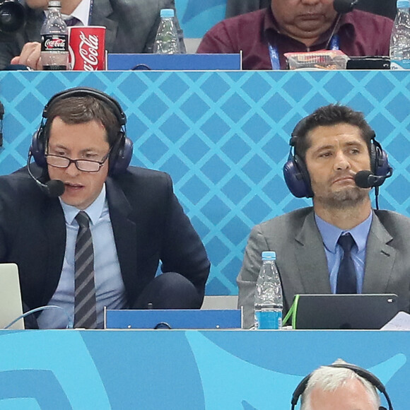 Les commentateurs Bixente Lizarazu et Grégoire Margotton lors de la 8ème de finale du match de coupe du monde opposant l'Angleterre à la Colombie au stade Spartak à Moscow, Russie. © Cyril Moreau/Bestimage