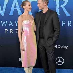 Lara Worthington et son mari Sam Worthington à la première du film "Avatar 2 : La voie de l'eau" de la société de production 20th Century Studios au théâtre Dolby à Hollywood, Los Angeles, Californie, Etats-Unis, le 12 décembre 2022. 