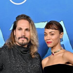 Marco Perego et sa femme Zoe Saldana à la première du film "Avatar 2 : La voie de l'eau" de la société de production 20th Century Studios au théâtre Dolby à Hollywood, Los Angeles, Californie, Etats-Unis, le 12 décembre 2022. 
