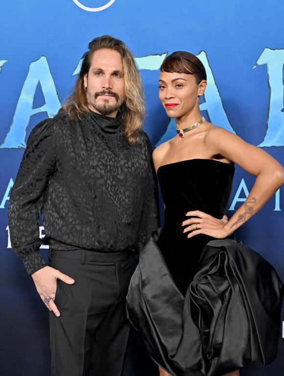 Marco Perego et sa femme Zoe Saldana à la première du film "Avatar 2 : La voie de l'eau" de la société de production 20th Century Studios au théâtre Dolby à Hollywood, Los Angeles, Californie, Etats-Unis, le 12 décembre 2022. 