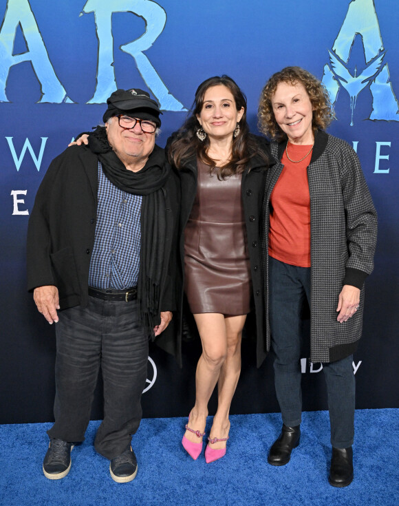 Danny DeVito, sa femme Lucy DeVito et Rhea Perlman à la première du film "Avatar 2 : La voie de l'eau" de la société de production 20th Century Studios au théâtre Dolby à Hollywood, Los Angeles, Californie, Etats-Unis, le 12 décembre 2022. 