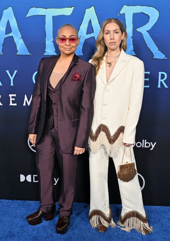 Raven-Symoné et sa femme Miranda Maday à la première du film "Avatar 2 : La voie de l'eau" de la société de production 20th Century Studios au théâtre Dolby à Hollywood, Los Angeles, Californie, Etats-Unis, le 12 décembre 2022. 
