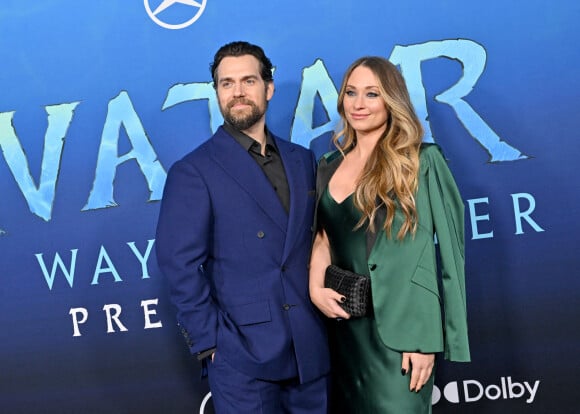 Henry Cavill et sa compagne Natalie Viscuso à la première du film "Avatar 2 : La voie de l'eau" de la société de production 20th Century Studios au théâtre Dolby à Hollywood, Los Angeles, Californie, Etats-Unis, le 12 décembre 2022. 