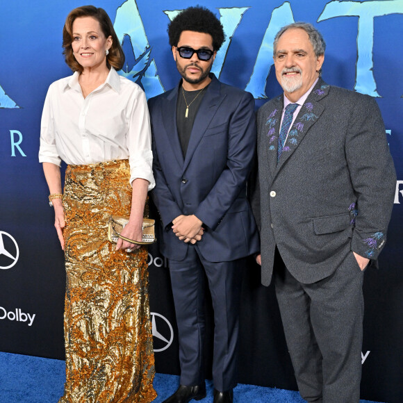 Sigourney Weaver, The Weeknd et Jon Landau à la première du film "Avatar 2 : La voie de l'eau" de la société de production 20th Century Studios au théâtre Dolby à Hollywood, Los Angeles, Californie, Etats-Unis, le 12 décembre 2022. 