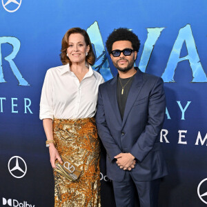 Sigourney Weaver et The Weeknd à la première du film "Avatar 2 : La voie de l'eau" de la société de production 20th Century Studios au théâtre Dolby à Hollywood, Los Angeles, Californie, Etats-Unis, le 12 décembre 2022. 