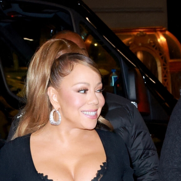 Mariah Carey quitte l'émission "The Late Show With Stephen Colbert" avant d'aller dîner au restaurant Pola bar à New York le 29 novembre 2022. 