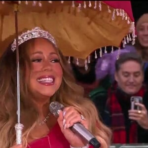 Mariah Carey chante son tube "All I Want For Christmas Is You" lors de la parade de Thanksgiving "Macy's" à New York, le 25 novembre 2022. Elle est entourée de ses jumeaux, Moroccan et Monroe, 11 ans.