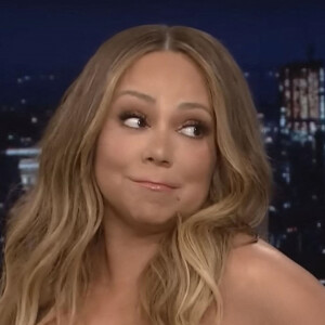 Mariah Carey parle d'une potentielle collaboration avec Millie Bobby Brown avant de lire un extrait de son nouveau livre pour enfants au "The Tonight Show" 