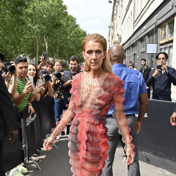 Céline Dion arrive au défilé Iris van Herpen haute couture Automne-Hiver 2019/2020 à Paris, France, le 1er Juillet 2019.
