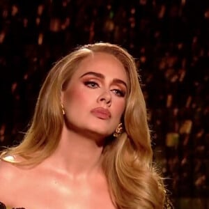 La chanteuse Adele interprète "I drink wine" sur la scène des Brit Awards 2022 à l'O2 à Londres