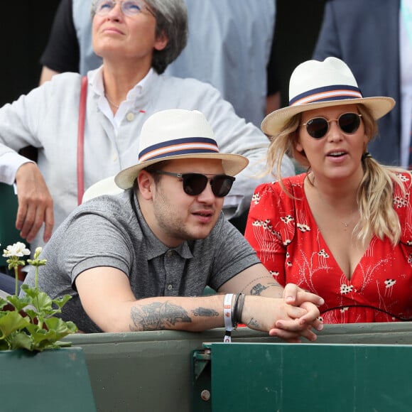 Jeff Panacloc et sa femme Charlotte de Hugo dans les tribunes lors des internationaux de France de tennis de Roland Garros le 30 mai 2018. © Cyril Moreau - Dominique Jacovides/Bestimage