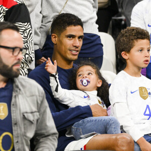 Raphael Varane et ses enfants - People et joueurs en famille dans les tribunes lors du match de demi-finale "France - Maroc" lors de la Coupe du Monde 2022 au Qatar (FIFA World Cup Qatar 2022). © JB Autissier / Panoramic / Bestimage