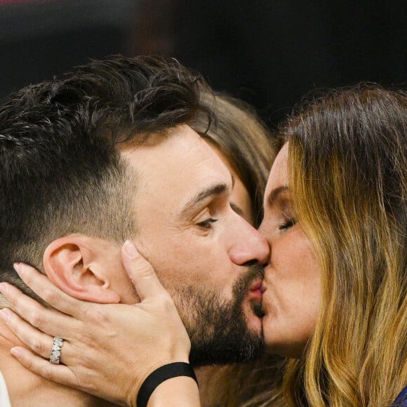 Hugo Lloris embrassant sa femme Marine - People et joueurs en famille dans les tribunes lors du match de demi-finale "France - Maroc" lors de la Coupe du Monde 2022 au Qatar (FIFA World Cup Qatar 2022). © JB Autissier / Panoramic / Bestimage