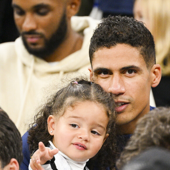 Raphael Varane avec sa fille - People et joueurs en famille dans les tribunes lors du match de demi-finale "France - Maroc" lors de la Coupe du Monde 2022 au Qatar (FIFA World Cup Qatar 2022). © JB Autissier / Panoramic / Bestimage