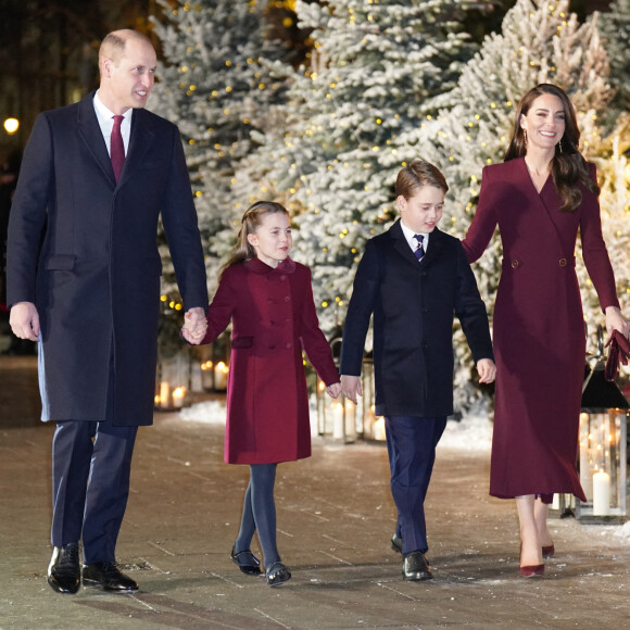 Le prince William, prince de Galles, Catherine (Kate) Middleton, princesse de Galles, et leurs enfants, le prince George de Galles, et la princesse Charlotte de Galles, arrivent pour le "Together at Christmas" Carol Service à l'abbaye de Westminster à Londres, Royaume uni, le 15 décembre 2022. 