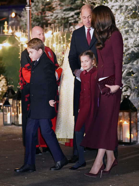 Le prince William, prince de Galles, Catherine Kate Middleton, princesse de Galles, le prince George, la princesse Charlotte - La famille royale à la sortie de la messe "Together at Christmas" à l'Abbaye de Westminster.