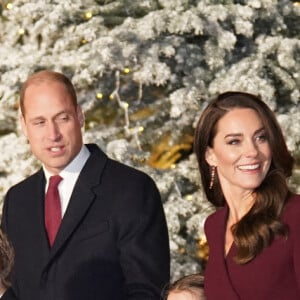 Le prince George, le prince William, prince de Galles, Catherine Kate Middleton, princesse de Galles, la princesse Charlotte - La famille royale à la sortie de la messe "Together at Christmas" à l'Abbaye de Westminster le 15 décembre 2022. 