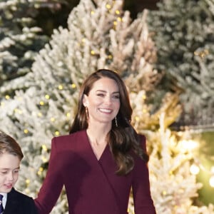 Le prince William, prince de Galles, Catherine (Kate) Middleton, princesse de Galles, et leurs enfants, le prince George de Galles, et la princesse Charlotte de Galles, arrivent pour le "Together at Christmas" Carol Service à l'abbaye de Westminster à Londres, Royaume uni, le 15 décembre 2022. 