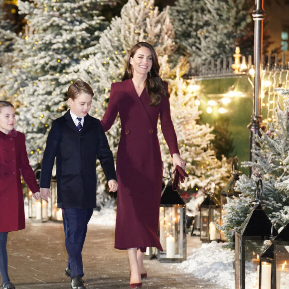 Le prince William, prince de Galles, Catherine (Kate) Middleton, princesse de Galles, et leurs enfants, le prince George de Galles, et la princesse Charlotte de Galles, arrivent pour le "Together at Christmas" Carol Service à l'abbaye de Westminster à Londres, Royaume uni, le 15 décembre 2022. 