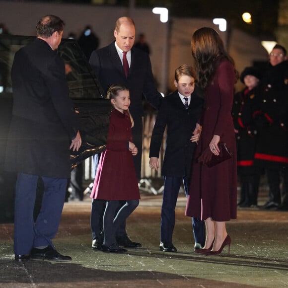 Le prince William, prince de Galles, Catherine (Kate) Middleton, princesse de Galles, et leurs enfants, le prince George de Galles, et la princesse Charlotte de Galles, arrivent pour le "Together at Christmas" Carol Service à l'abbaye de Westminster à Londres, Royaume uni, le 15 décembre 2022. 