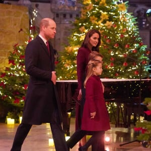 Le prince William, prince de Galles, Catherine (Kate) Middleton, princesse de Galles, et leurs enfants, le prince George de Galles, et la princesse Charlotte de Galles, arrivent pour le "Together at Christmas" Carol Service à l'abbaye de Westminster à Londres, Royaume uni, le 15 décembre 2022. 