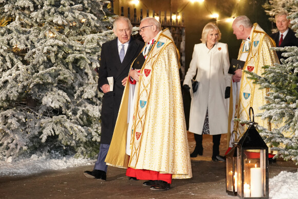 Le roi Charles III d'Angleterre et Camilla Parker Bowles, reine consort d'Angleterre - La famille royale à la sortie de la messe "Together at Christmas" à l'Abbaye de Westminster le 15 décembre 2022. 
