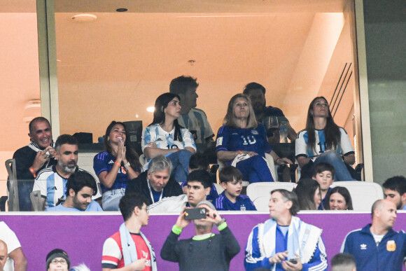 Antonella Roccuzzo (femme de Messi) en famille lors du match "Argentine - Croatie (3-0)" lors de la Coupe du Monde 2022 au Qatar (FIFA World Cup Qatar 2022), le 13 décembre 2022. © Philippe Perusseau/Bestimage