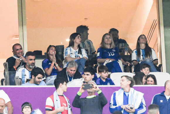 Antonella Roccuzzo (femme de Messi) en famille lors du match "Argentine - Croatie (3-0)" lors de la Coupe du Monde 2022 au Qatar (FIFA World Cup Qatar 2022), le 13 décembre 2022. © Philippe Perusseau/Bestimage