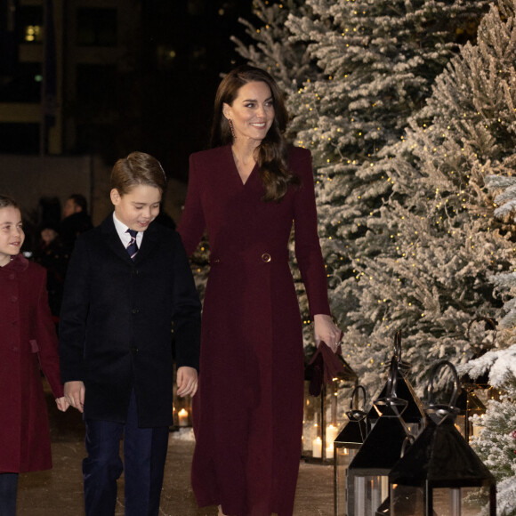 Le prince William, prince de Galles, La princesse Charlotte de Galles, Le prince George de Galles, Catherine (Kate) Middleton, princesse de Galles - La famille royale à la sortie de la messe "Together at Christmas" à l'Abbaye de Westminster le 15 décembre 2022. 