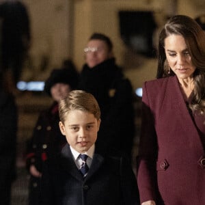 Le prince George et Catherine (Kate) Middleton, princesse de Galles - La famille royale à la sortie de la messe "Together at Christmas" à l'Abbaye de Westminster le 15 décembre 2022. 