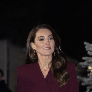 Le prince William, prince de Galles, La princesse Charlotte de Galles, Le prince George de Galles, Catherine (Kate) Middleton, princesse de Galles - La famille royale à la sortie de la messe "Together at Christmas" à l'Abbaye de Westminster le 15 décembre 2022. 