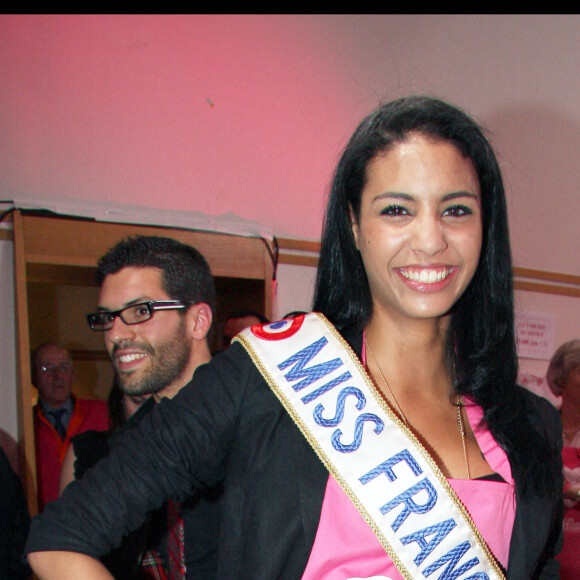 Miss France 2009, Chloe Mortaud - Les Blouses Roses, association dont les benevoles distraient depuis 65 ans enfants et adultes hospitalises, ont présenté jeudi la première collection de blouses relookees par les createurs de mode.