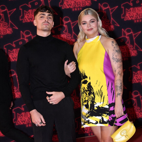 Florian Rossi et sa compagne Louane Emera lors de la 23ème édition des NRJ Music Awards 2021 au Palais des Festivals de Cannes, le 20 novembre 2021. © Rachid Bellak/Bestimage 