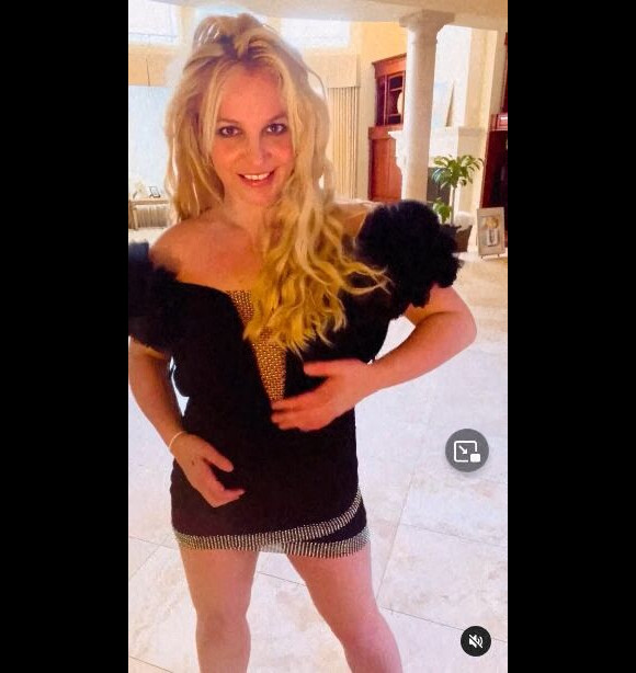 Britney Spears pose pour apparaitre sur les réseaux sociaux 