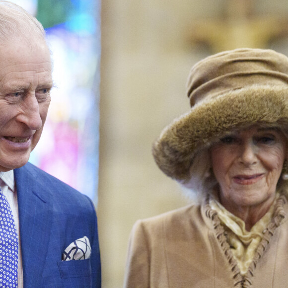 Le roi Charles III d'Angleterre et Camilla Parker Bowles, reine consort d'Angleterre, assisteent à une célébration à l'église St Giles pour marquer que Wrexham devient une ville, Royaume Uni, le 9 décembre 2022. 
