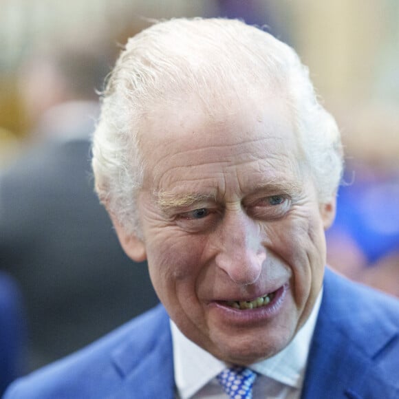 Le roi Charles III d'Angleterre et Camilla Parker Bowles, reine consort d'Angleterre, assisteent à une célébration à l'église St Giles pour marquer que Wrexham devient une ville, Royaume Uni, le 9 décembre 2022. 