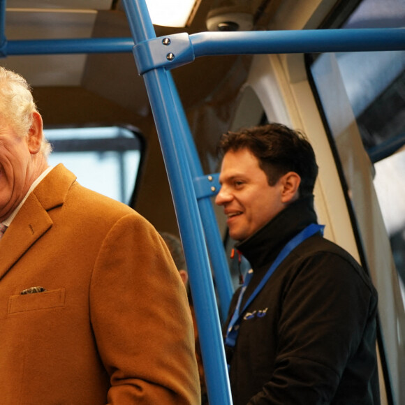 Le roi Charles III d'Angleterre, visite la gare de Luton DART Parkway pour inaugurer le nouveau système de transport en commun qui reliera la gare ferroviaire de Luton Airport Parkway à l'aéroport de Londres Luton. Le 6 décembre 2022. 