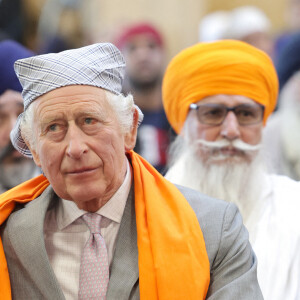 Le roi Charles III d'Angleterre lors d'une visite au Guru Nanak Gurdwara nouvellement construit à Luton, Royaume Uni, pour rencontrer des volontaires et en savoir plus sur les programmes qu'ils proposent à la communauté locale, le 6 décembre 2022. 
