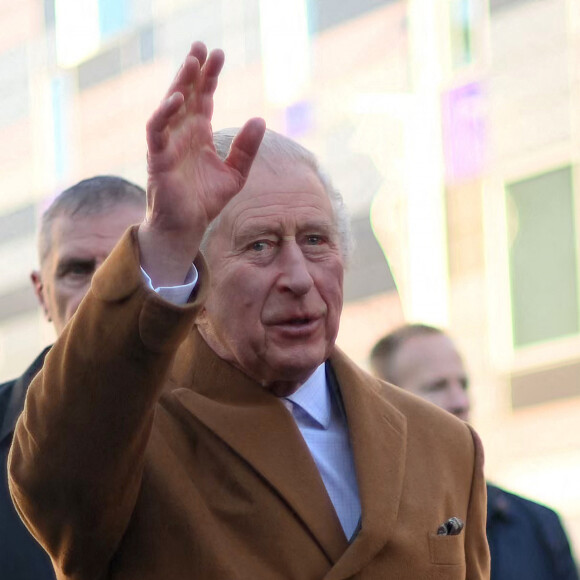 Le roi Charles III d'Angleterre visite l'hôtel de ville de Luton, Bedfordshire, Royaume Uni, où il rencontre des dirigeants communautaires et des organisations bénévoles, le 6 décembre 2022. 